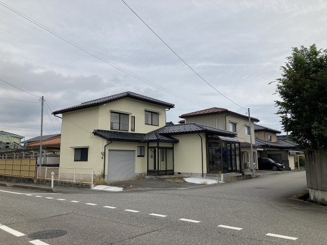 富山市城村新町 既存(中古)住宅｜南東向きガレージ付住宅。 内外装大幅リフォーム済！太田小学校・山室中学校校区。住宅ローン控除対象物件。のサムネイル画像