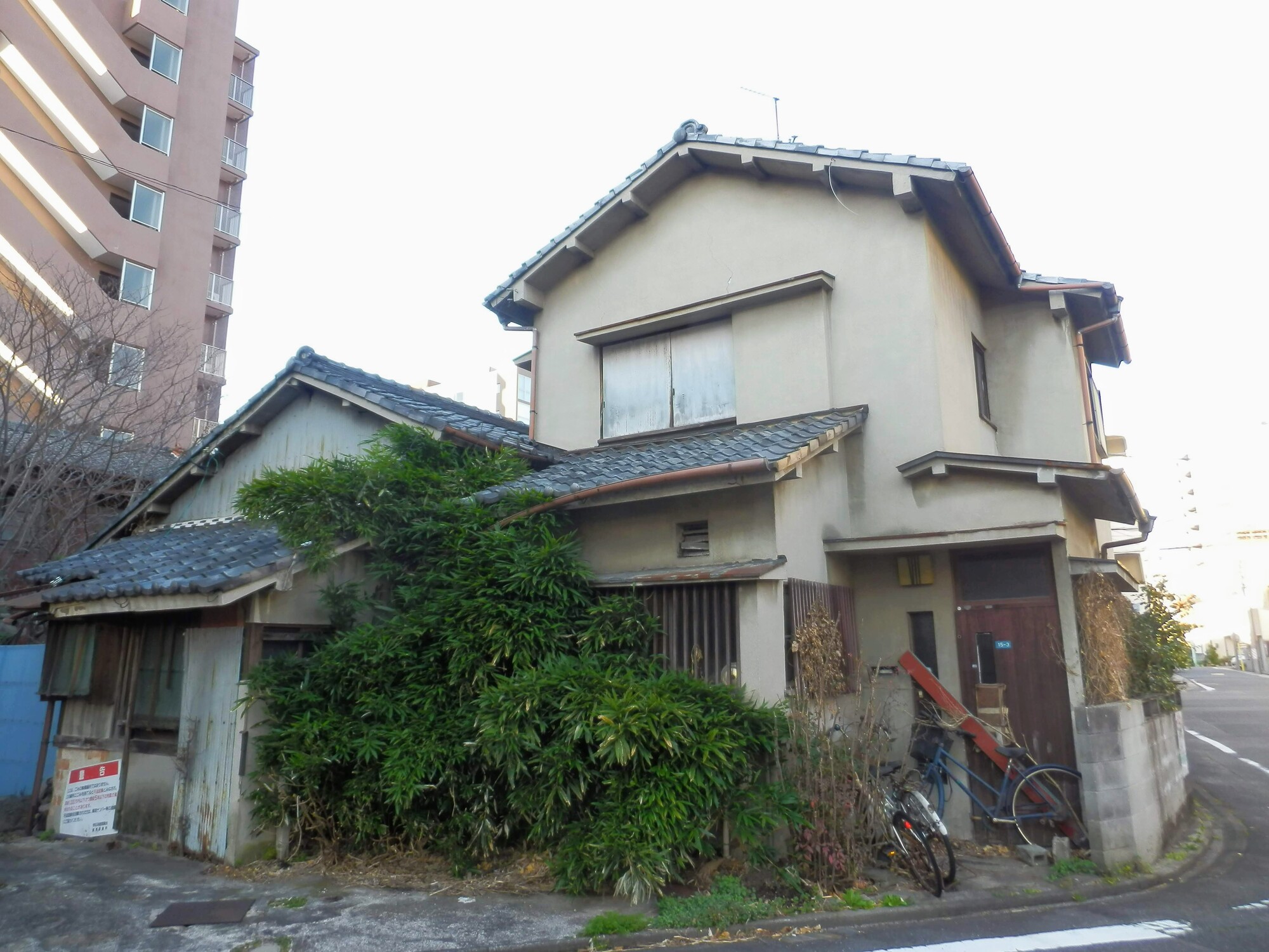 古い家はそのまま売る?それとも解体?古い家を売る方法と注意点 古い家はそのまま売る?それとも解体?古い家を売る方法と注意点