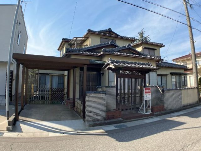 中古一戸建て｜小松市島町｜8LDK物件・1983年4月完成｜2世帯住宅にもおすすめ！水回り設備の多くが交換リフォーム済み♪のサムネイル画像