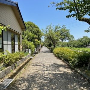 中古一戸建て｜野々市市本町一丁目｜4LDK物件・1990年11月完成｜2024年６月外装・内装・水回りリフォーム済。１Fに6帖＋8帖の和室有。和室から望める遊歩道と桜並木が魅力です♪