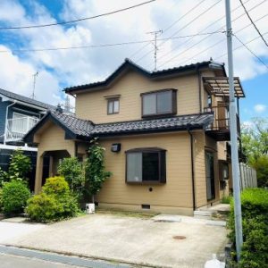 中古一戸建て｜野々市市本町一丁目｜4LDK物件・1990年11月完成｜2024年６月外装・内装・水回りリフォーム済。１Fに6帖＋8帖の和室有。和室から望める遊歩道と桜並木が魅力です♪