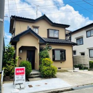 中古一戸建て｜野々市市本町一丁目｜4LDK物件・1990年11月完成｜2024年６月外装・内装・水回りリフォーム済。１Fに6帖＋8帖の和室有。和室から望める遊歩道と桜並木が魅力です♪