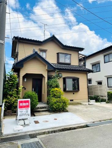 中古一戸建て｜野々市市本町一丁目｜4LDK物件・1990年11月完成｜2024年６月外装・内装・水回りリフォーム済。１Fに6帖＋8帖の和室有。和室から望める遊歩道と桜並木が魅力です♪のサムネイル画像