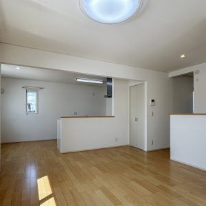 富山市婦中町分田｜【安心の10年点検付】明るく開放感のある2階リビング・収納が充実したコンパクトな住宅