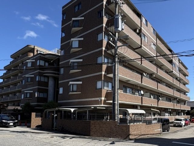 信開ベルシー高岡｜イオンモール高岡まで車で約5分♪スーパー・コンビニ徒歩圏内のサムネイル画像