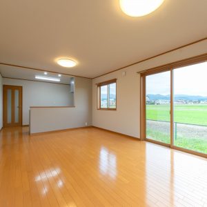 魚津市住吉｜【インスペクション＆リフォームで安心の住まい】南向きの明るいリビング・眺望良好♪内外装リフォーム済ですぐにお住まいいただけます
