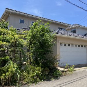 中古一戸建て｜小松市八里台｜4SLDK物件・築20年の2台入りインナーガレージ住宅！豊富な収納、床暖房完備で快適。