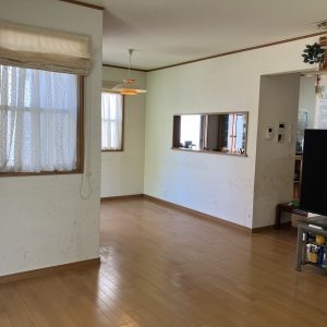 中古一戸建て｜小松市八里台｜4SLDK物件・築20年の2台入りインナーガレージ住宅！豊富な収納、床暖房完備で快適。