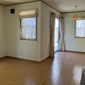 中古一戸建て｜小松市八里台｜4SLDK物件・築20年の2台入りインナーガレージ住宅！豊富な収納、床暖房完備で快適。