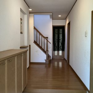 中古一戸建て｜小松市八里台｜4SLDK物件・築20年の2台入りインナーガレージ住宅！豊富な収納、床暖房完備で快適。