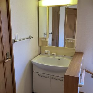中古一戸建て｜小松市八里台｜4SLDK物件・築20年の2台入りインナーガレージ住宅！豊富な収納、床暖房完備で快適。