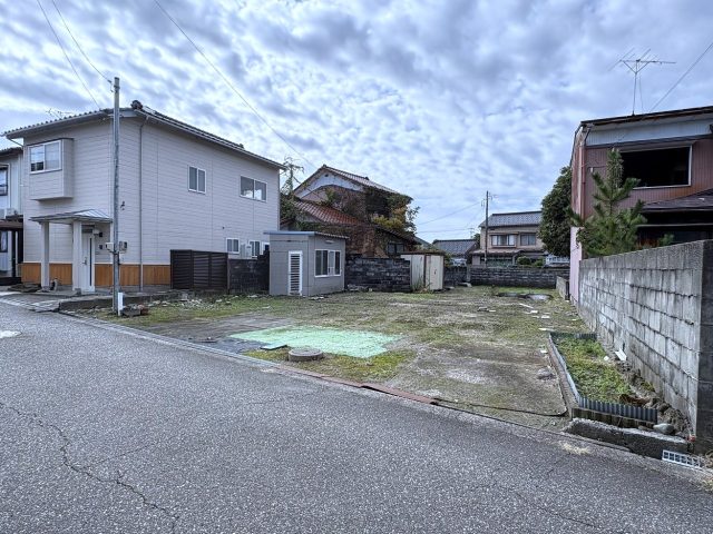 富山市秋吉新町｜建築条件なし・解体更地渡し｜小学校徒歩圏内のサムネイル画像