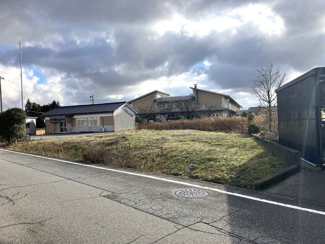 富山市石屋｜田園風景が広がるのどかな住環境・約112坪のゆとりある敷地のサムネイル画像