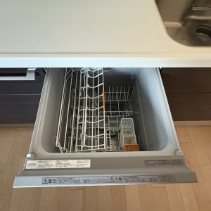 富山市西荒屋｜2台入りカーポート付で冬も安心♪内装リフォーム後のお引渡し・クロス貼替などを行います