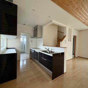 富山市西荒屋｜2台入りカーポート付で冬も安心♪内装リフォーム後のお引渡し・クロス貼替などを行います