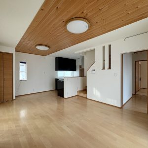 富山市西荒屋｜2台入りカーポート付で冬も安心♪内装リフォーム後のお引渡し・クロス貼替などを行います