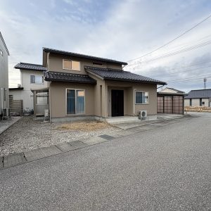 富山市西荒屋｜2台入りカーポート付で冬も安心♪内装リフォーム後のお引渡し・クロス貼替などを行います