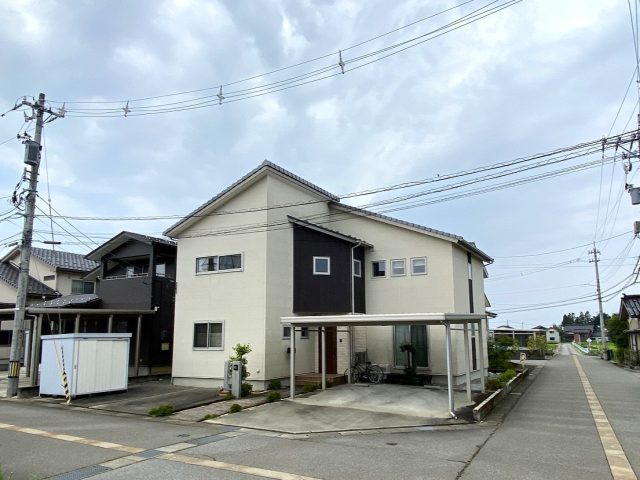 中新川郡立山町蔵本新｜吹き抜けリビングで開放的・収納充実のサムネイル画像